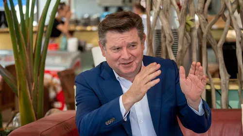 Le maire du Barcarès Alain Ferrand arrêté pour "violation de son...